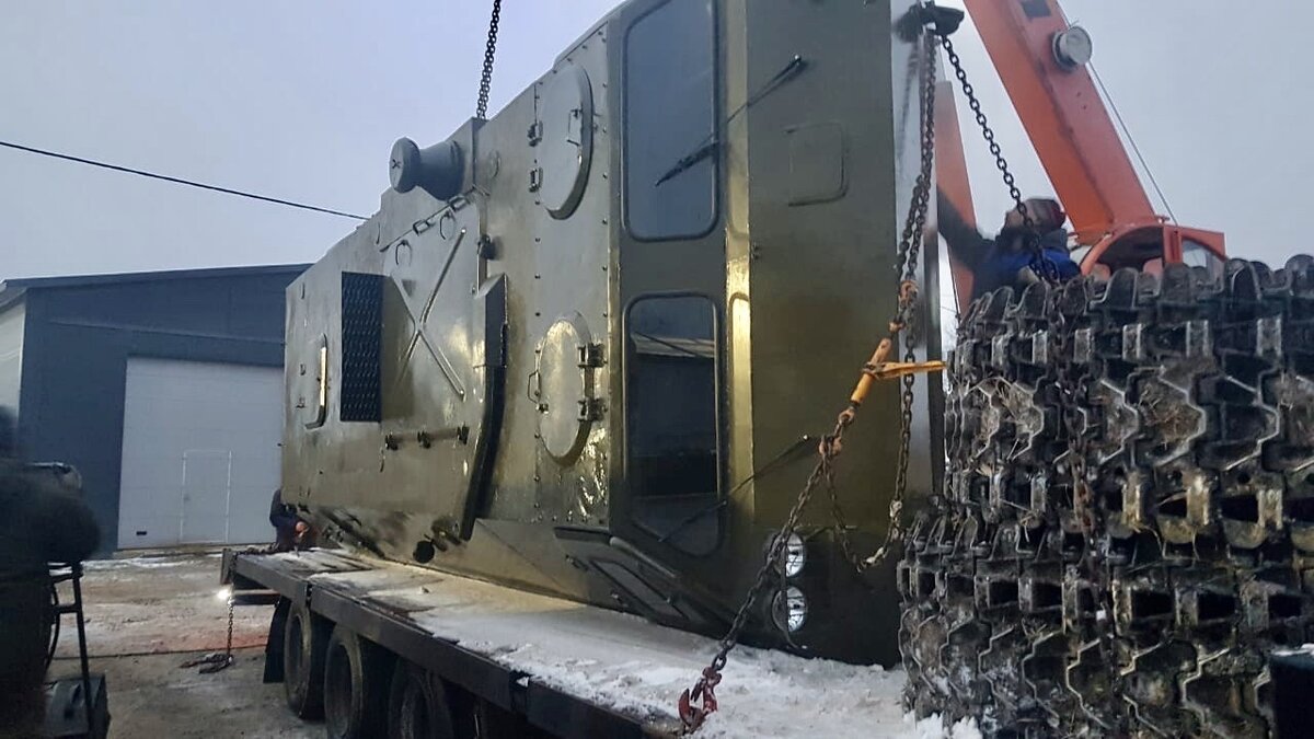 Погрузка МТЛБ-у краном на трал боком.