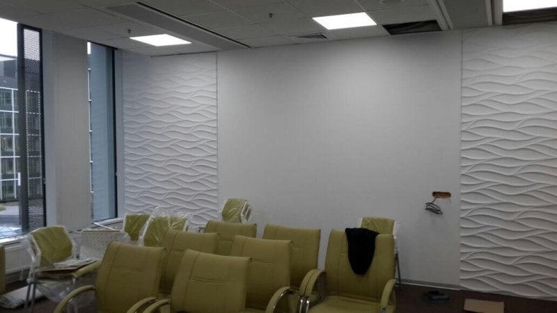 Качественно смонтированные гипсовые панели в переговорной 