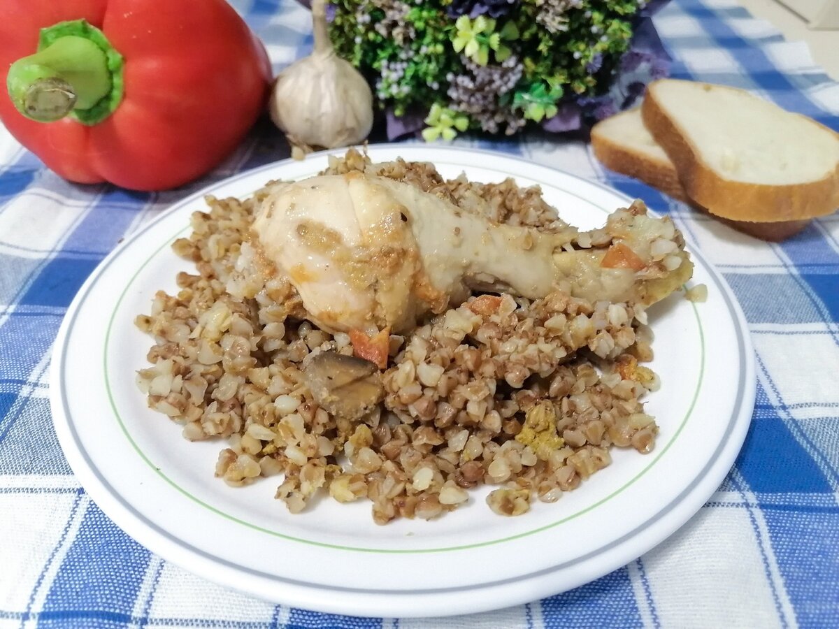 Курица под гречкой. Гречкк с жариными голиними. Гречка с куриной голенью. Гречка с куриной ножкой. Гречка с голенью курицы.