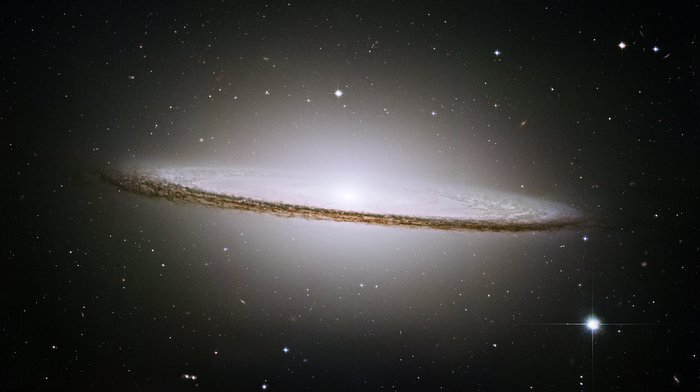 Фото: spacetelescope.org. Хаббл заснял одну из самых величественных и фотогеничных галактик Вселенной - галактику Сомбреро, Мессье 104 (M104).