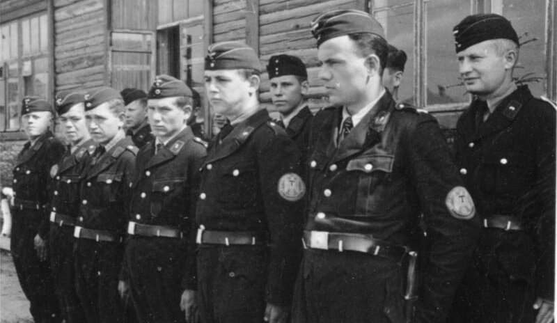 Полицаи из батальона украинской вспомогательной полиции. На них чёрная форма СС. Немцы от неё в 1938 году отказались, и украинские полицаи её донашивали.