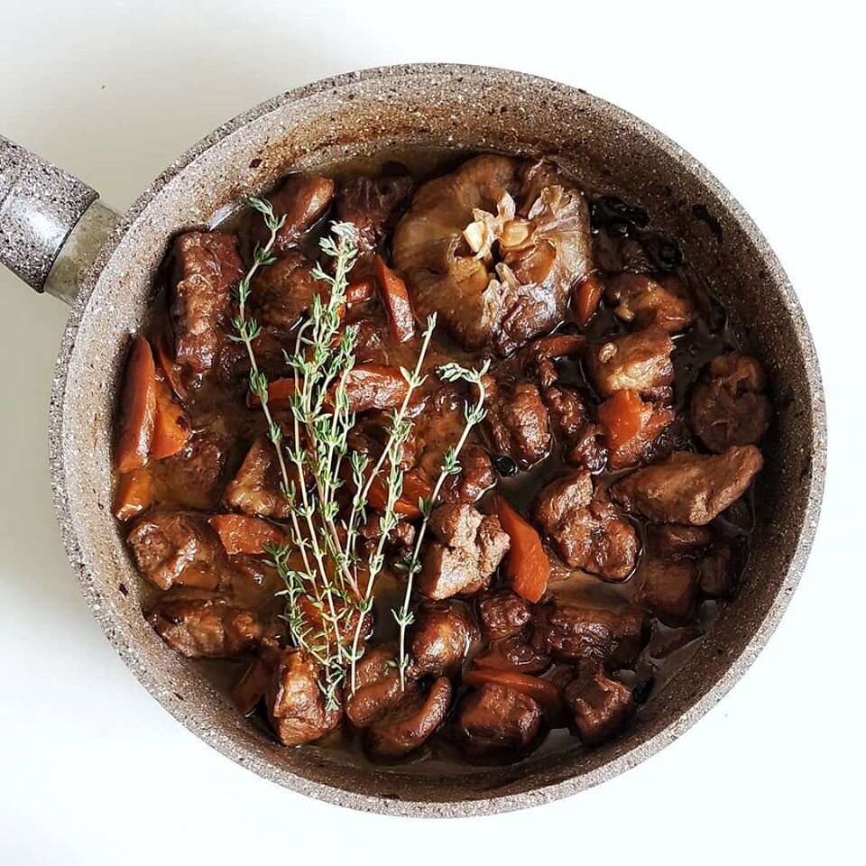 Один из моих самых любимых способов готовить мясо. Принцип такой же как если бы мы готовили плов, но без риса.

Свинину режем крупными кусками (у меня обычно шея), морковь - крупными брусочками (много, она вполне себе прекрасна и легко заменит часть гарнира), лук - как получится, его все равно не будет видно, он превратится в ароматный соус, маленький перчик чили - соломкой (если не любите острое, вычистите обязательно все внутренности), головка чеснока (на большую сковороду беру, а то можно подраться за него потом) и любимые приправы.

Обжарил лук. Как только вся лишняя вода из него испарилась, добавляем морковь и обжариваем до золотистого цвета.
Забрасываем мясо. И тут начинается интересное. Мясо должно быстро обжариться снаружи, чтобы корочка запечатала сок внутри. Поэтому мешаем редко, только когда зарумянится. Как только вас устроит обжарка, солим, перчим, забрасываем перец и чеснок.
Ну конечно специи. Можно добавить зиру и барбарис, а можно можжевельник и под самый конец веточку розмарина (если не хотите "мыльный" вкус ёлки добавляйте розмарин минуты за 3-5 до конца приготовления). Получиться абсолютно разный результат, но при этом одинаково вкусный!

Доливаем воды и оставляем на маленьком огне томиться часик.
Поглядываем, помешиваем, доливаем водички. Все без фанатизма.

За этот час приготовьте гарнир.

Приятного аппетита!

#готовимвместе #готовимсольгойлеоновой #ужин #мясо #рецепт

