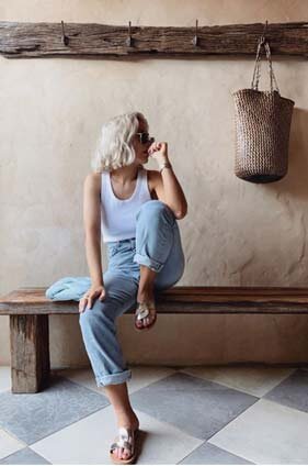 Постановочные фото лучше закрепить в профиле и оформить как визитку.