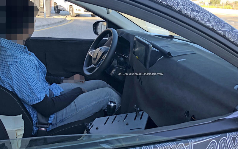 На шпионских фотографиях автомобиля видно новую информационно-развлекательную систему и более удобное рулевое колесо.