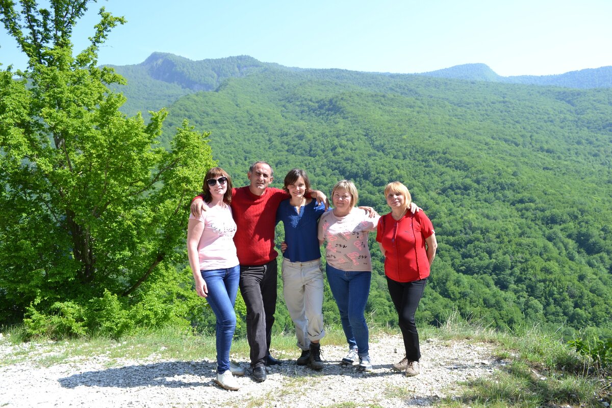 Во время поездки на Багадские скалы, май 2017 года.                                                                                                                С нами наш гид и давний добрый друг - Беслан Царгуш. Кто знает Беслана не по наслышке, подтвердят, что это замечательный человек, который любит свою родину так, что заставляет полюбить ее всех, кто хоть раз побывал с ним на экскурсии.