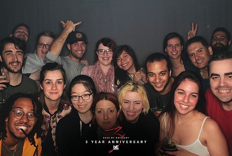 Некоторые разработчики DbD Mobile наслаждаются фотобудкой на мероприятии 3 Year Anniversary. 