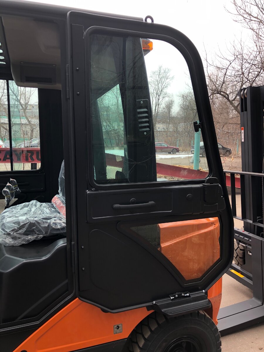 заводская кабина на вилочный дизельный погрузчик Doosan D30: вид сбоку