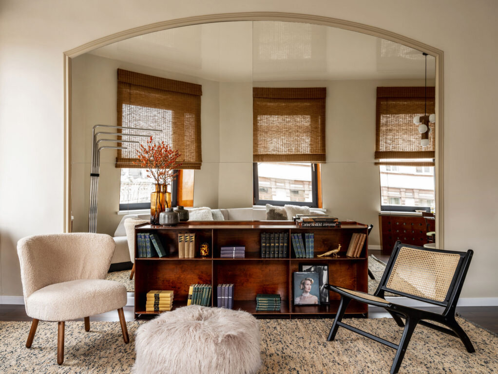 Фрагмент гостиной. Кресла, Zara Home; невысокий стеллаж сделан на заказ и отделан шпоном, оттенок которого повторяет цвет старого паркета в этой квартире.