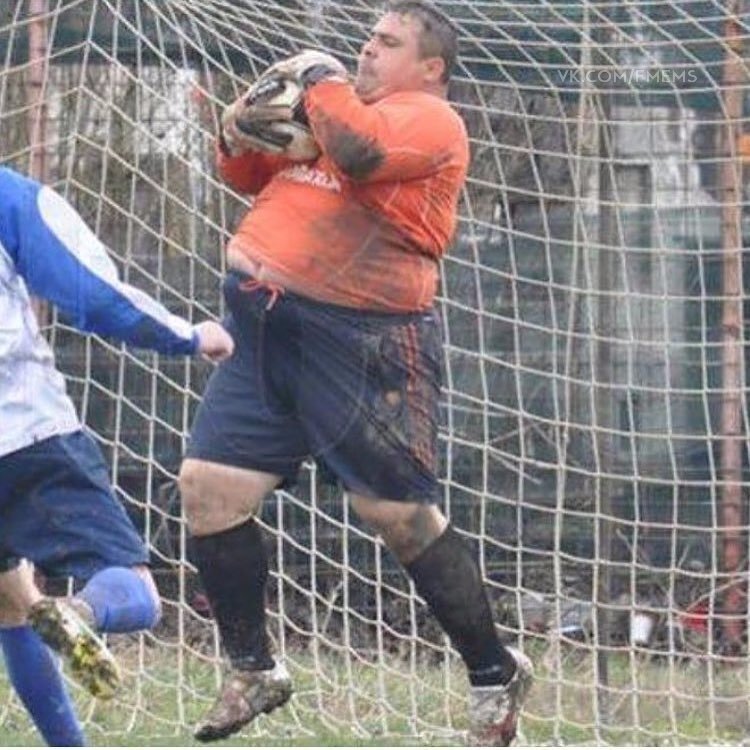 ТОлстый  на воротах - главное правило футбола нашего детства