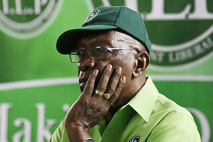 Министерство юстиции США обвинило чиновников Международной федерации футбола (ФИФА) в получении взятки за проведение чемпионата мира 2018 года в России. Об этом сообщает The New York Times. 
В минюсте заявили, что бывший вице-президент ФИФА Джек Уорнер в период с ноября 2010-го по апрель 2011-го получил пять миллионов долларов за то, чтобы проголосовать в пользу проведения ЧМ в России. Отмечается, что деньги были переведены через подставные компании, зарегистрированные на Кипре и Британских Виргинских островах. Кроме того, члену исполкома Рафаэлю Сальгеро пообещали миллион долларов за голос в пользу России.

В 2016 году были обнародованы документы, подтверждающие факт покупки голосов во время выборов стран-хозяек чемпионатов мира 1998 и 2010 годов. В коррупционных схемах участвовали Джек Уорнер, его сын Дарьян, а также бывший член исполкома организации Чак Блейзер. 
Чемпионат мира-2018 проводился в 11 городах России с 14 июня по 15 июля. Победителем турнира стала сборная Франции, одолевшая в финале хорватов со счетом 4:2. Сборная России прошла в четвертьфинал турнира, показав лучший результат в истории.