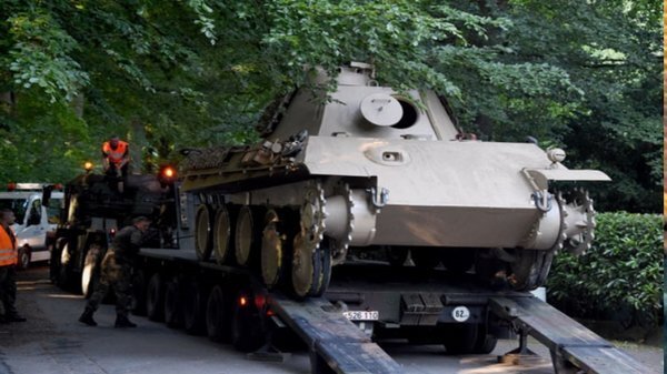  PzKpfw V «Panther» из подвала.9 часов, 20 солдат и спецтехника потребовались что бы достать танк из подвала.