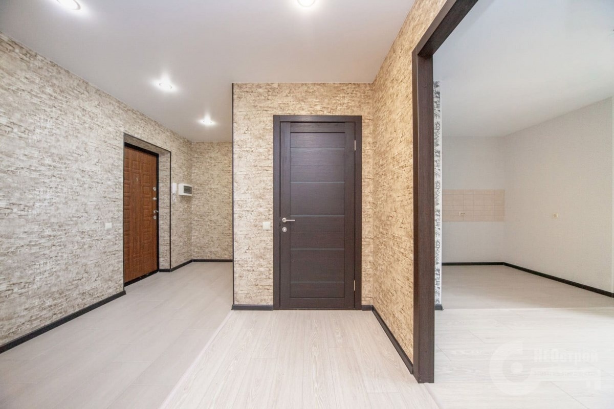 Сочетание светлого ламината со тёмными плинтусами