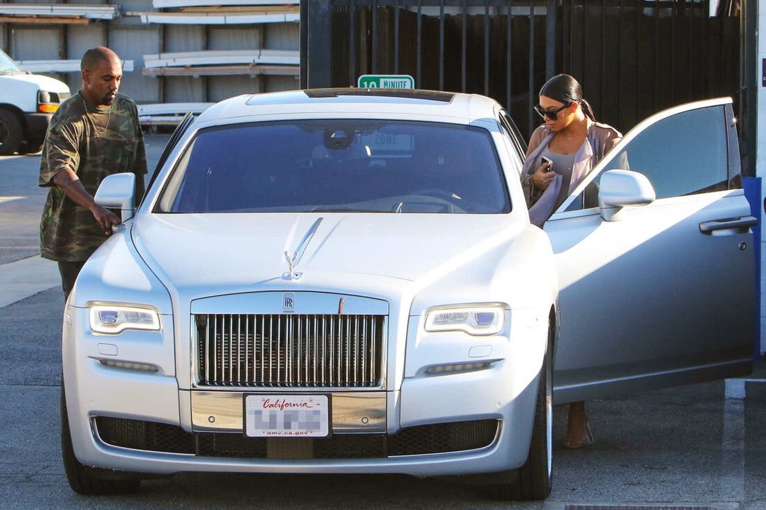 Ким Кардашьян с мужем возле Rolls Royce Ghost