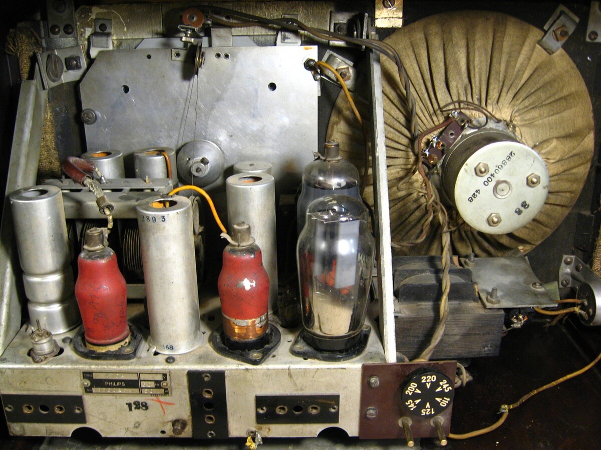 Philips 470A. Вид со снятой задней стенкой.