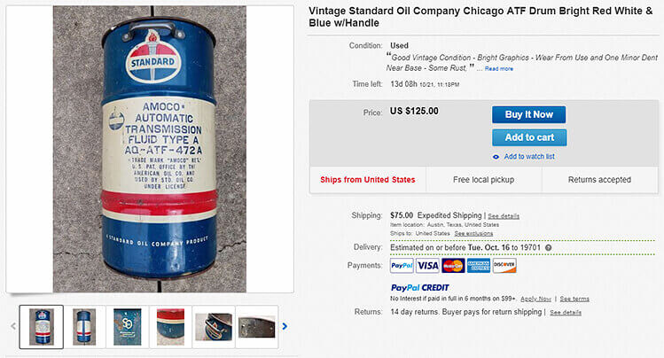 Крупная нефтяная компания Standard Oil самого богатого человека в мире Джона Рокфеллера красила свои бочки в голубой цвет для узнаваемости. Покупатели настолько привыкли видеть бочку нефти голубого цвета, что стали называть баррель не иначе как blue barrel  (от англ. яз. – голубой баррель). Так и закрепилась дополнительная буква «b» за нефтяным баррелем и уже весь мир использует в качестве сокращения барреля аббревиатуру «bbl».Кстати, сейчас можно купить такую бочку на ebay в пределах 100-250 долларов: