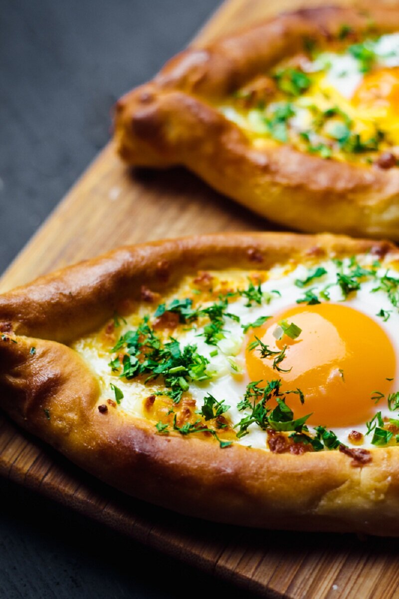 Готовим хачапури. иллюстрация по стандартной лицензии @biskvitiki.ru