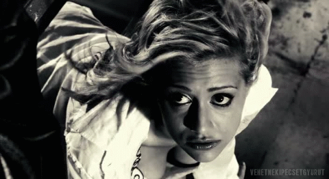 Бриттани Мерфи в роли Шелли в фильме "Город грехов"