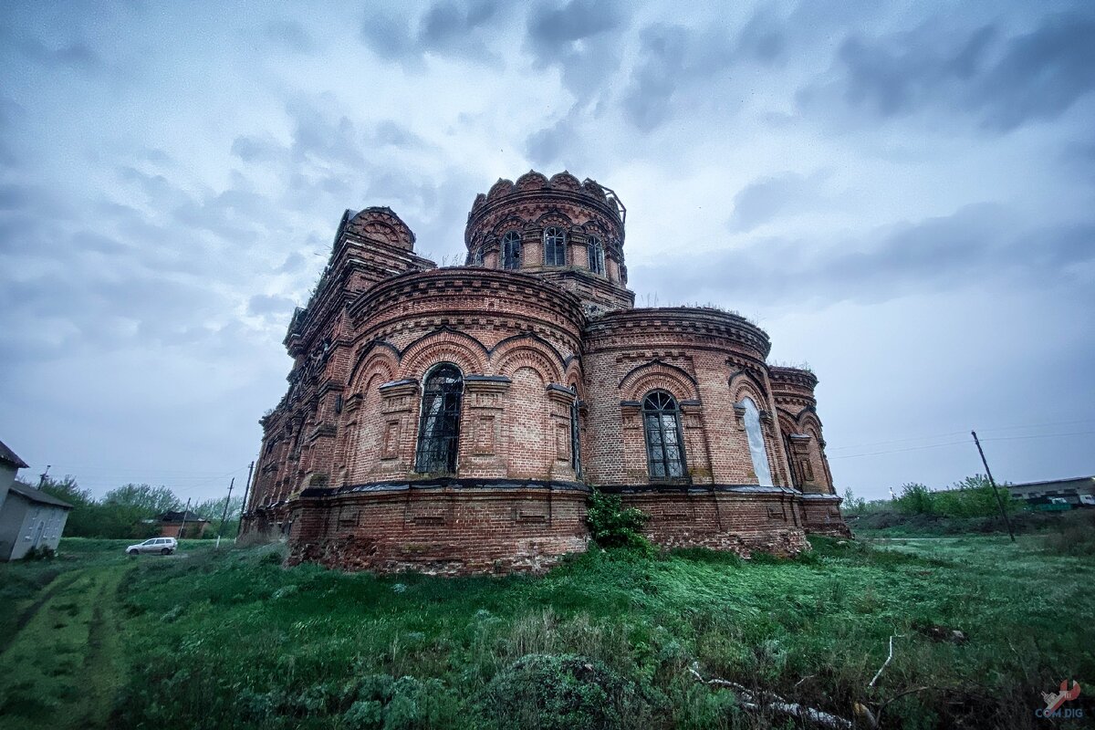 Нашли разрушенный храм невероятной красоты! Заколочены двери, а на окнах решетки. Но мы смогли попасть внутрь