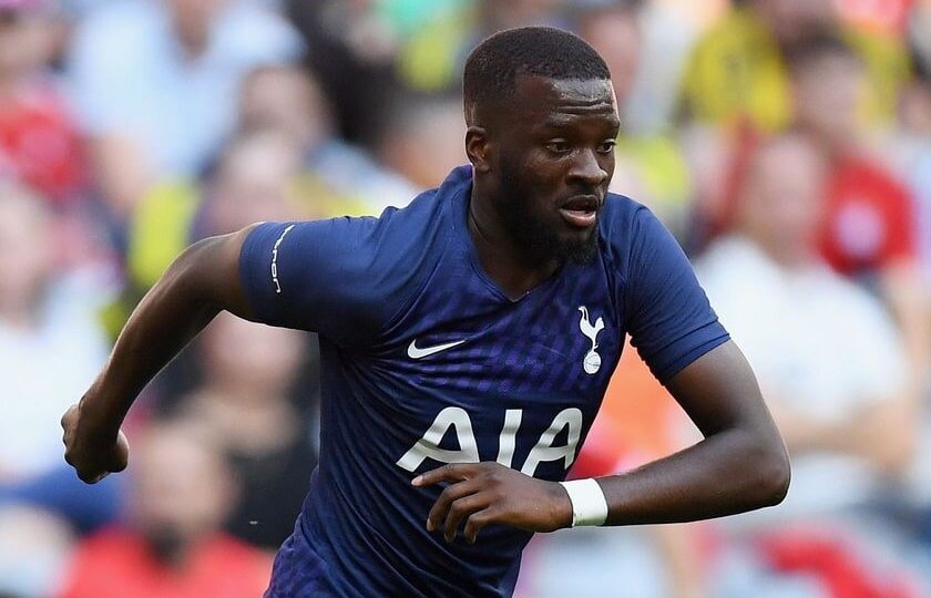 Полузащитник «Тоттенхэма» Танги Ндомбеле не покинет клуб в ближайшее трансферное окно. 
Как сообщает журналист ВВС Саймон Стоун, «шпоры» не заинтересованы в продаже Ндомбеле, несмотря на трудности, которые игрок испытывал по ходу первого сезона в команде.

Ранее неоднократно сообщалось, что Ндомбеле может уйти из «Тоттенхэма» из-за непростых отношений с главным тренером Жозу Моуринью. Так, стало известно, что 23-летний француз интересен «Барселоне».

Год назад «Тоттенхэм» заплатил за Ндомбеле «Лиону» 60 млн евро, еще 10 млн предусмотрены в качестве бонусов.

В этом сезоне Ндомбеле провел за лондонский клуб 19 матчей в АПЛ, забил два мяча и отдал две голевые передачи.