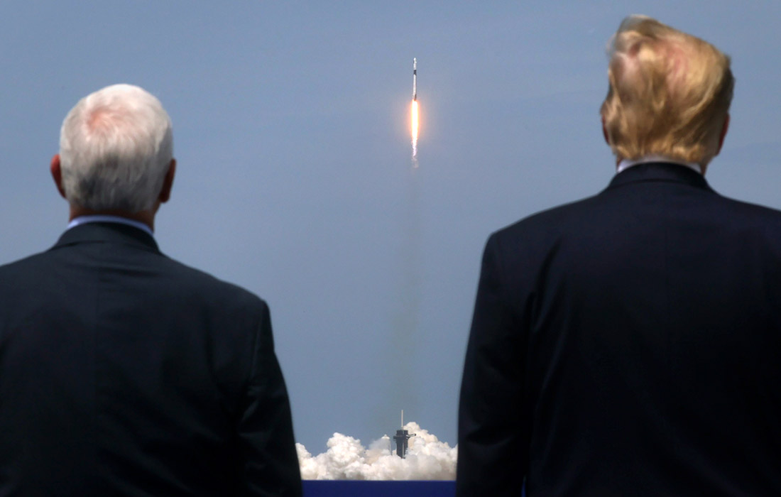 Илон маск запустил ракету. Илон Маск на запуске Crew Dragon. Трамп ракеты. NASA И Трамп. Маск и Трамп