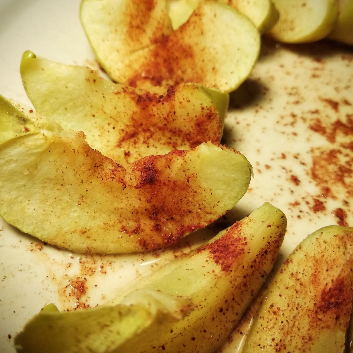 Печеные яблоки - идеальный вариант полезного перекуса дома, на работе: в любом месте, где есть микроволновая печь! Всё, что понадобится: яблоки и корица. 