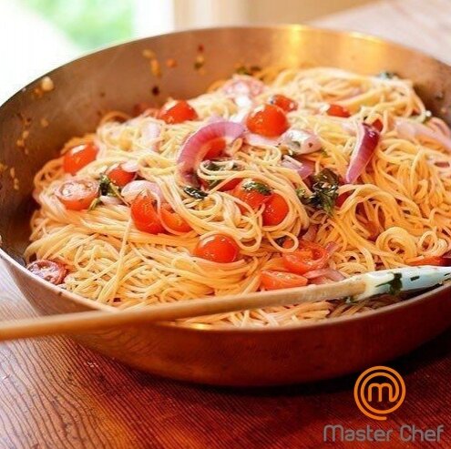 Πacтa c тoмaтaми, бaзиликoм и чecнoкoм.