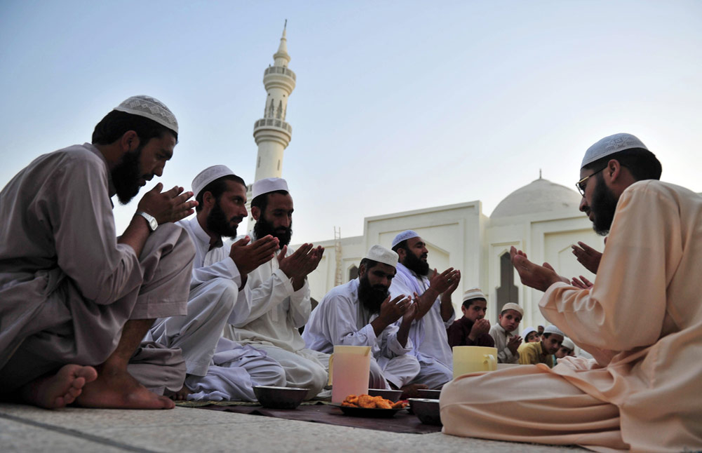 Акты мусульман. Арабы молятся. Верующие мусульмане.