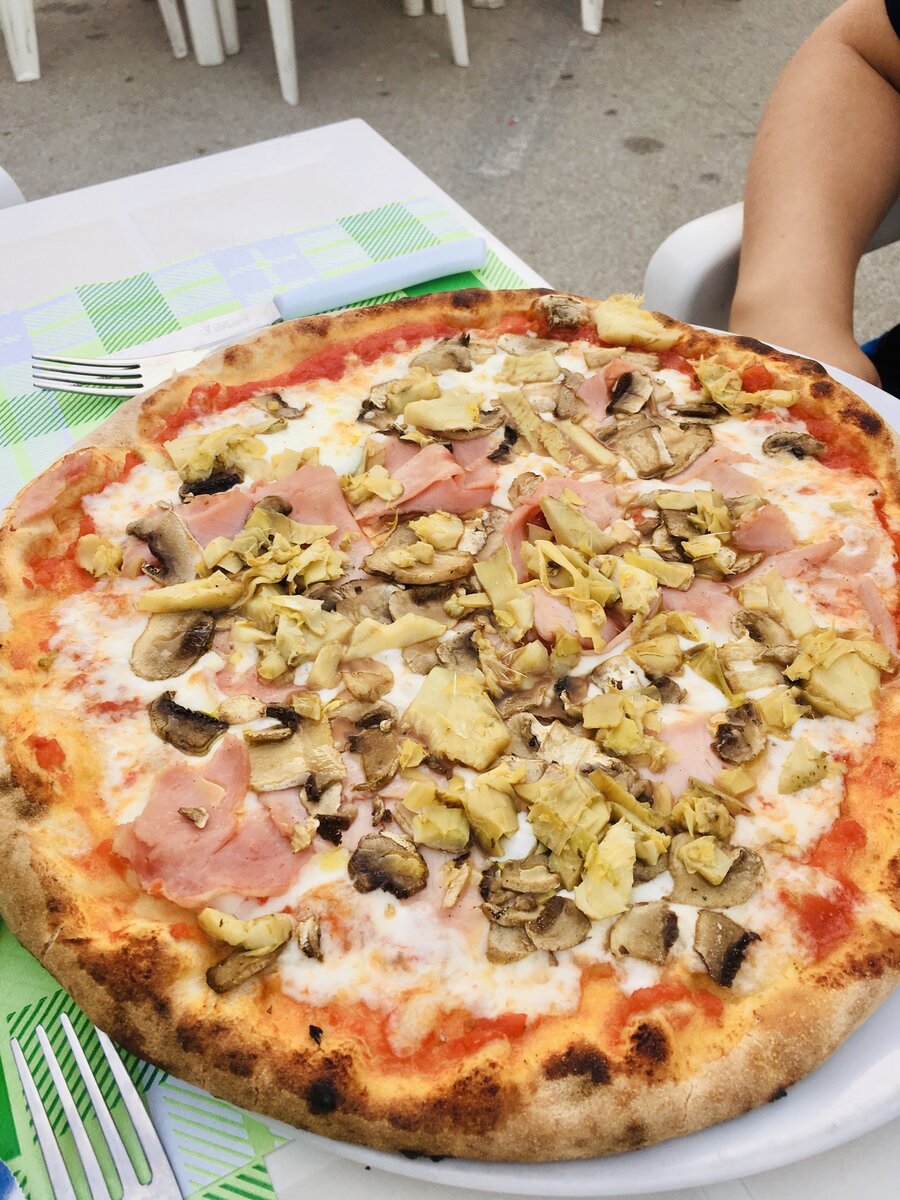 Пицца Каприччиоза с ветчиной, артишоками и шампиньонами.