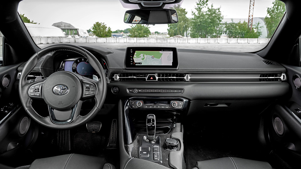 Полный размер Обзорность плохонькая: и заваленные передние стойки толсты, и уголки их перекрыты. Левый дворник не дочищает несколько сантиметров. Между внутрисалонным зеркалом и сенсорным экраном — жалкая амбразура, затрудняющая видимость на подъёмах.