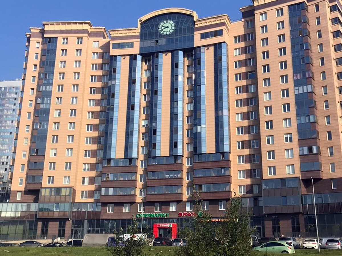 Часы на фасаде - фирменный знак "Дома с курантами"