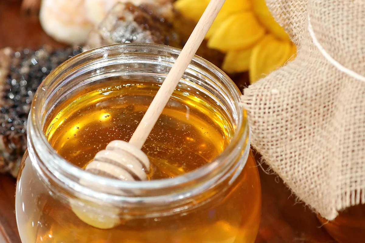 Бешеный мед. Липовый мёд мёд. Мед липа. Мед "липовый цвет". Донниковый мёд 2021 г..