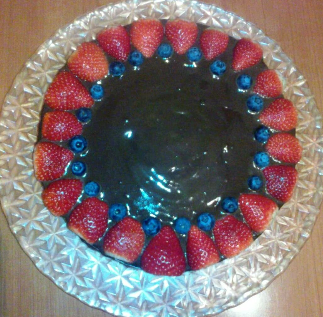 Вариант оформления с шоколадной глазурью и ягодами