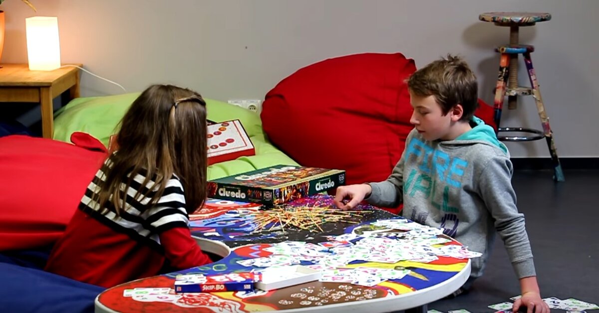 Дети проводят время вместе