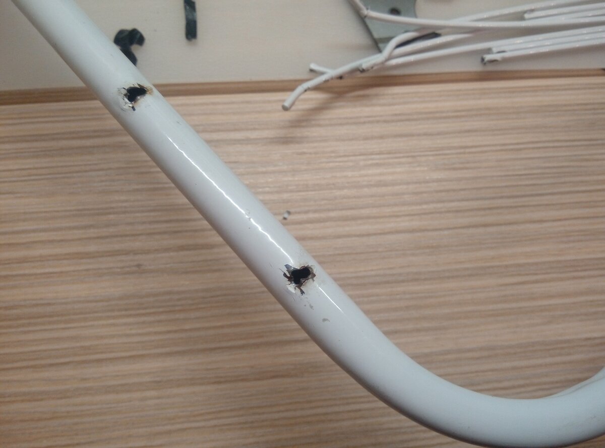 Так выглядят отверстия которые остаются от отломанных ламелей