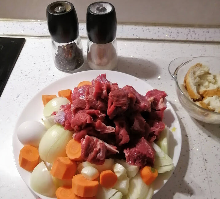 Нарезать мясо и овощи для мясорубки