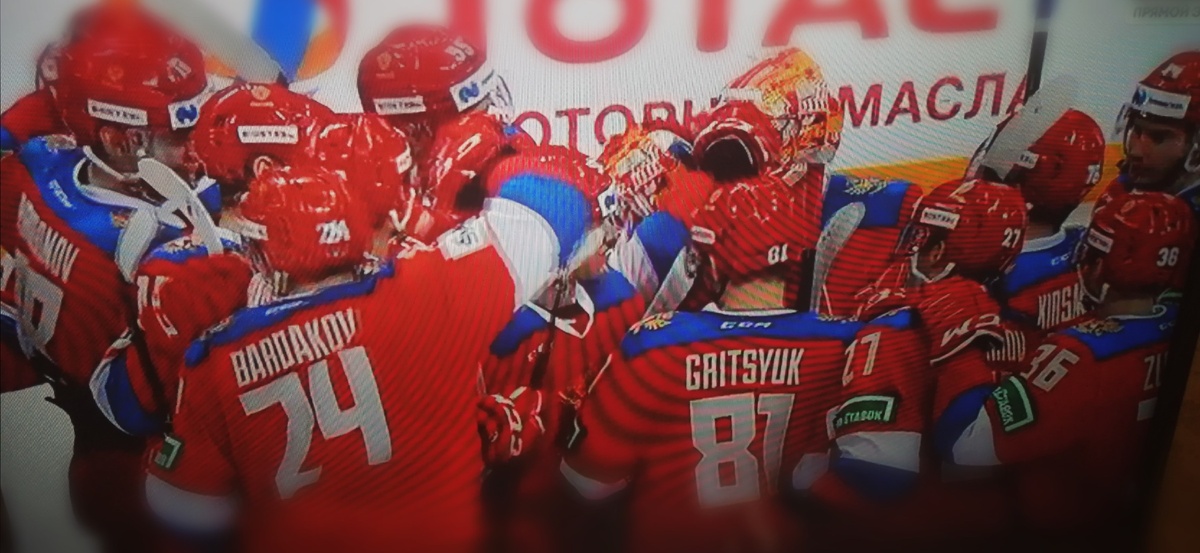 Хоккеисты сборной России после победы над Швецией (групповой этап)