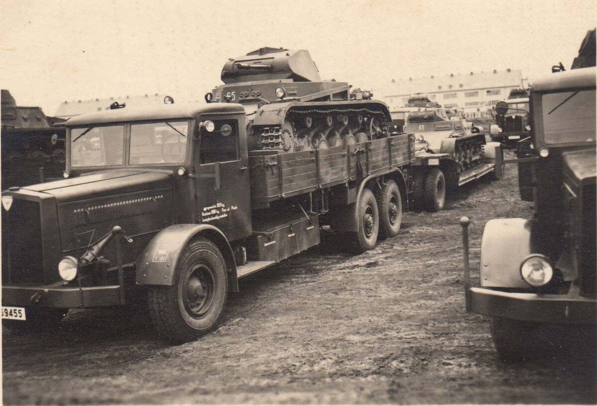 "ФАУНы" с кабинами коммерческого типа в парке танковой части до войны. В кузовах и на пицепах стоят танки Pz.II и Pz. I