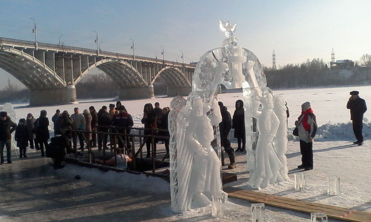 Арка с трубящими ангелами перед купелью.