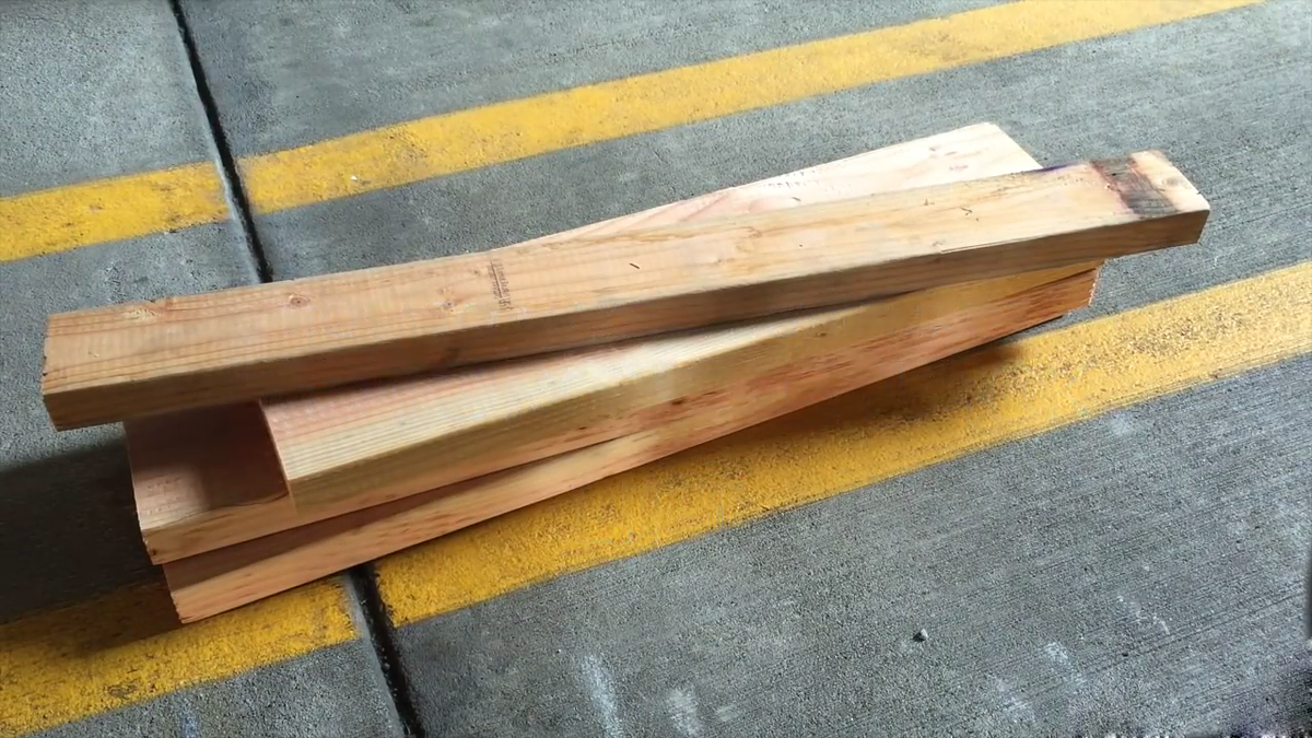 В моём случае доска для роли рычага из бруса, но это на твой выбор