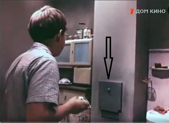  Вот такая дверца в стене, я стрелочку поставила. 