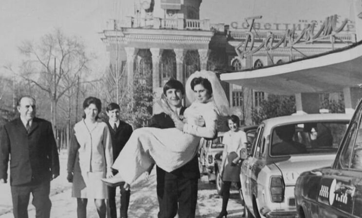 Ссылку на источник я оставлю, это не кража, не копирайтинг, я уважаю чужой труд - Колорит советских свадеб. | Пикабу (pikabu.ru)

