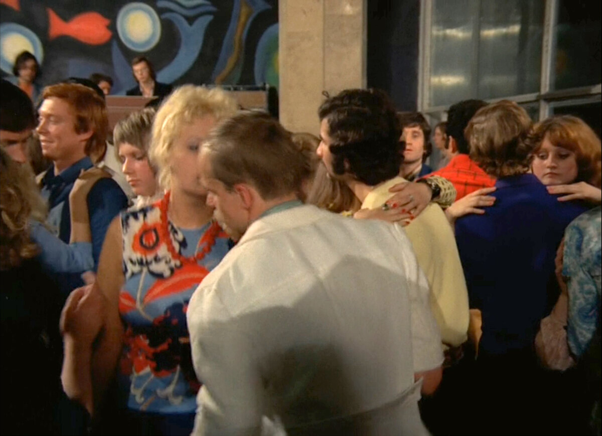 Кадр из фильма с И.Саульским за клавишными на заднем плане