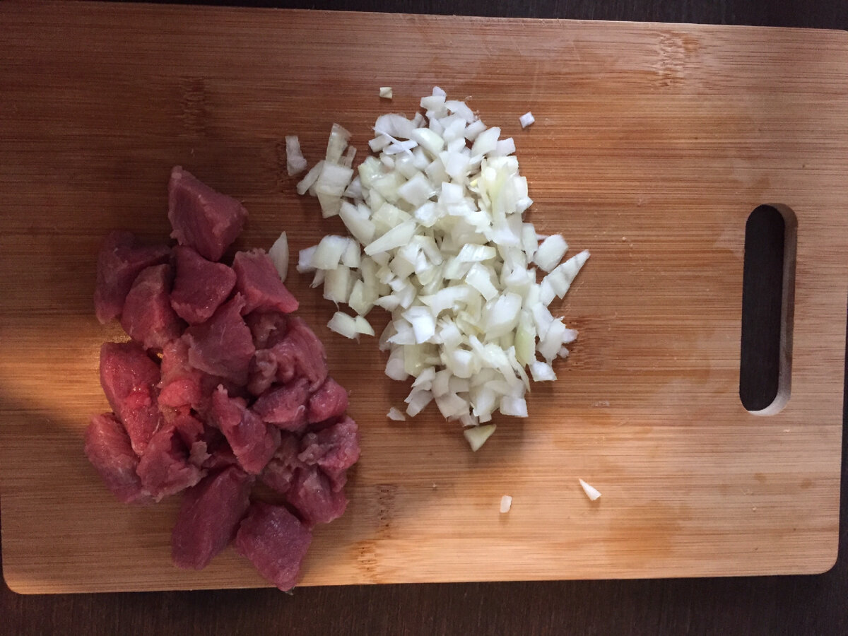 Режу мясо достаточно крупными кусочками и нарезаю лук