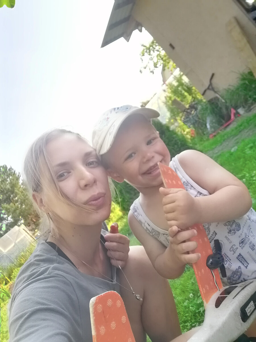 Мать и дитя в гостях у бабушки с дедушкой.