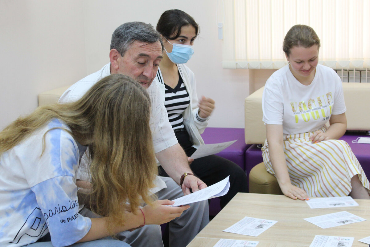 Активисты регионального отделения Общероссийского народного фронта в Кабардино-Балкарской Республике организовали семинар для региональных участников всероссийского конкурса «Большая перемена», в ходе которого рассказали школьникам о лучших практиках работы по розыску и установлении фронтовой судьбы военнослужащих погибших, пропавших без вести, умерших от ран или в фашистском плену в годы Великой Отечественной войны. Ребята, которые работают над своими проектами в направлениях «Помни» и «Расскажи о главном» получили возможность из первых уст узнать о деятельности поисковых отрядов на территории региона, об особенностях и инструментах поиска информации о пропавших героях войны.
Общественники рассказали юным исследователям о «Поисковом движении России», в котором принимает участие более 42 тысяч человек разных возрастов, их работу, которая направлена на поиск новой информации для дополнения истории достоверными фактами, произошедшими во время Великой Отечественной войны.
О деятельности поисковиков, результатах очередных полевых экспедиций, патриотических проектах «Судьба солдата», «Без срока давности» и о многом другом рассказал собравшимся сопредседатель регионального штаба ОНФ в Кабардино-Балкарии, руководитель регионального отделения ООД «Поисковое движение России» Андрей Попета.
«В ряде случаев удается найти информацию о воинах, вернувшихся с фронта живыми – их наградные листы, боевой путь и другую информацию. Затем мы ищем родственников, которым могли бы передать сохранившиеся документы, награды и вещи. Каждая история уникальна по-своему. Не так давно нам удалось восстановить фронтовой путь одного бойца, который родился, жил в центральной России, оттуда же ушел на войну. Мы долго искали его родных, оказалось, что сейчас они живут в КБР», - отметил Андрей Попета.
Также он пояснил, что каждый желающий с помощью электронных баз данных может найти информацию о своих родственниках, которые воевали. Для этого достаточно осуществить поиск на специальных сайтах, которые позволяют россиянам не только отыскать место, где воевал или погиб их родной человек, но и узнать некоторые детали из его биографии, при этом сохранив отсканированные копии наградных листов и других документов. Особенно полезно это будет тем, чьи родственники пропали без вести, а об их судьбе ничего не известно. 
Активисты ОНФ также рассказали участникам встречи о работе общественных приемных ОНФ «Судьба солдата», которые помогли тысячам россиян установить фронтовой путь их родственников, уточнить информацию о наградах и даже найти фотографии солдат, сделанные во время Великой Отечественной войны.
