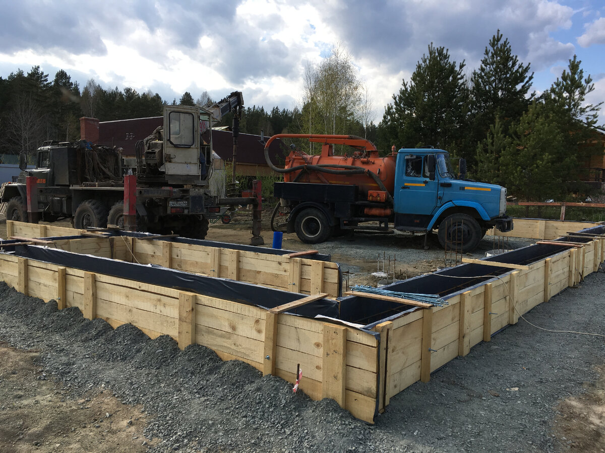 Устройство опалубки для фундамента (Чусовской тракт, Свердловская область)