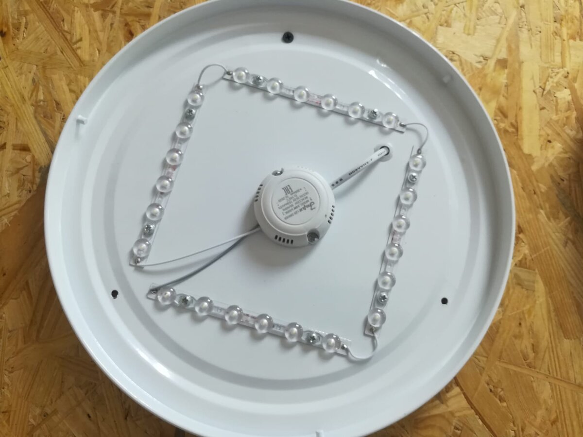 Светильник с последовательный соединением светодиодов. Фотография автора статьи.