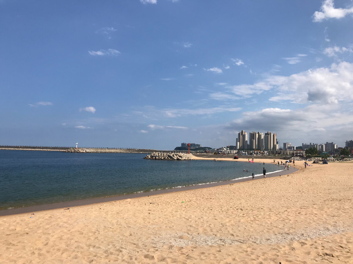 Это конечно не черноморское побережье, людей не так много.