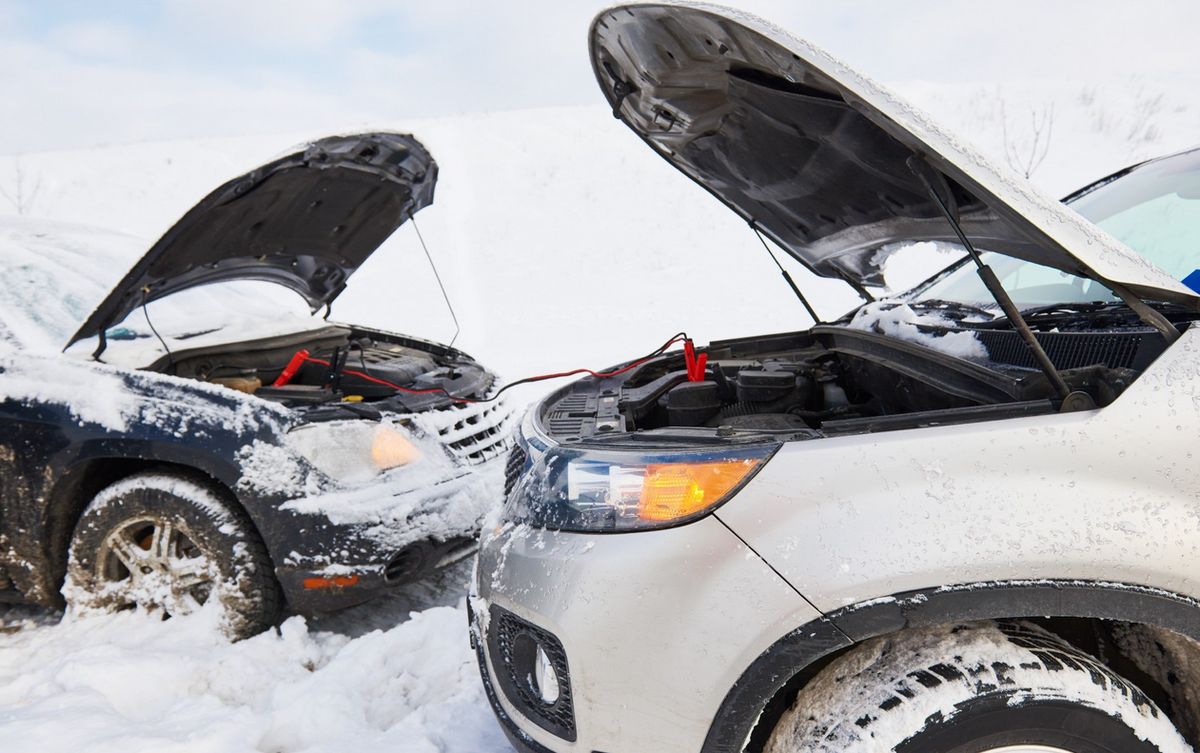 Если в дороге сел аккумулятор, "прикурить от донора" — самый проверенный способ. 
