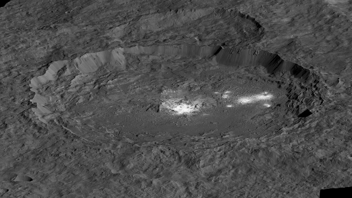 Фото: NASA / Группа светлых пятен, которая получила название Vinalia Faculae. Находится на дне одного из кратеров. Снимок сделал зонд Dawn